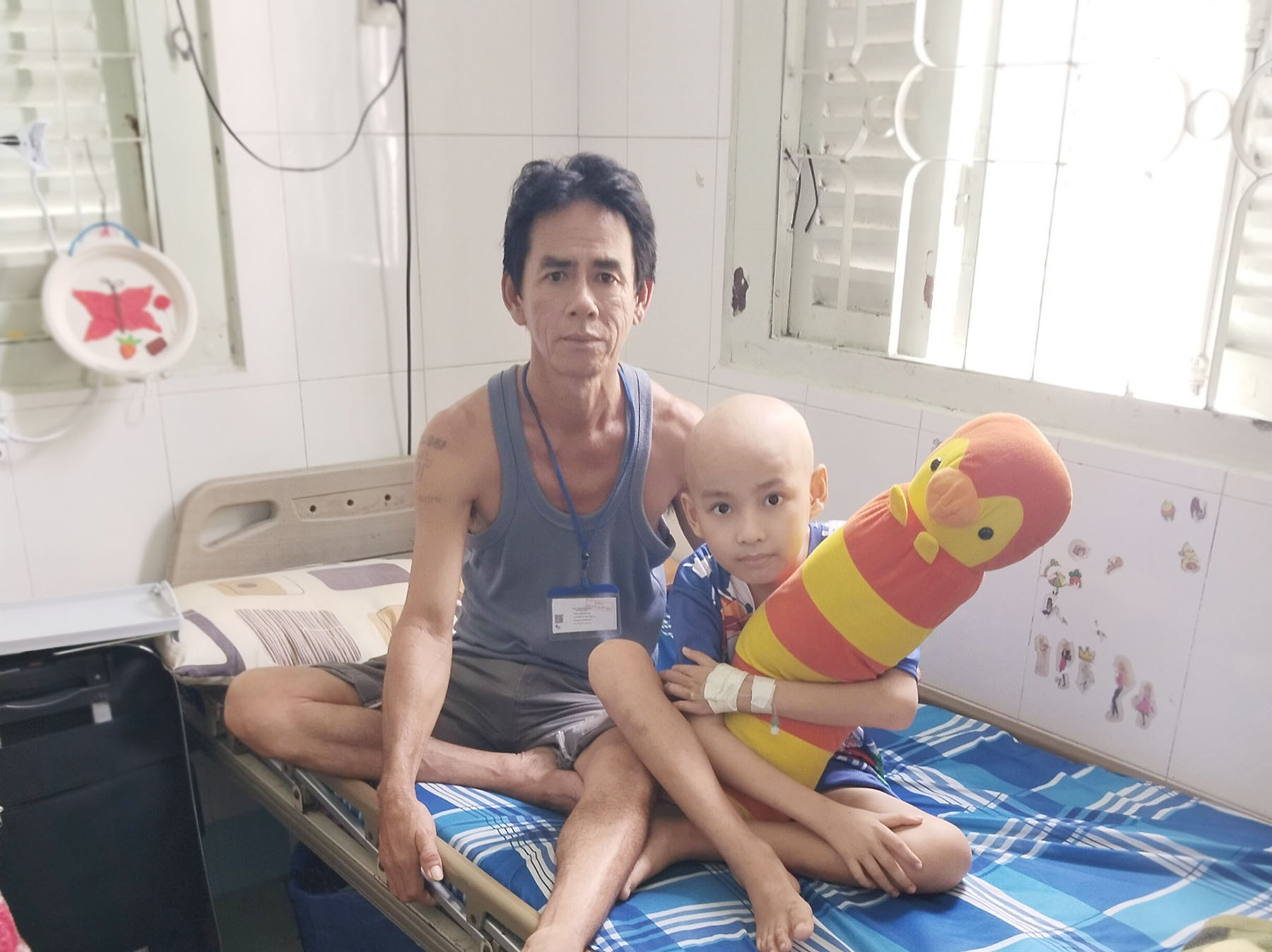 Bố con anh Hùng tại bệnh viện Nhi đồng II TP HCM, hôm 24/5. Ảnh nhân vật cung cấp