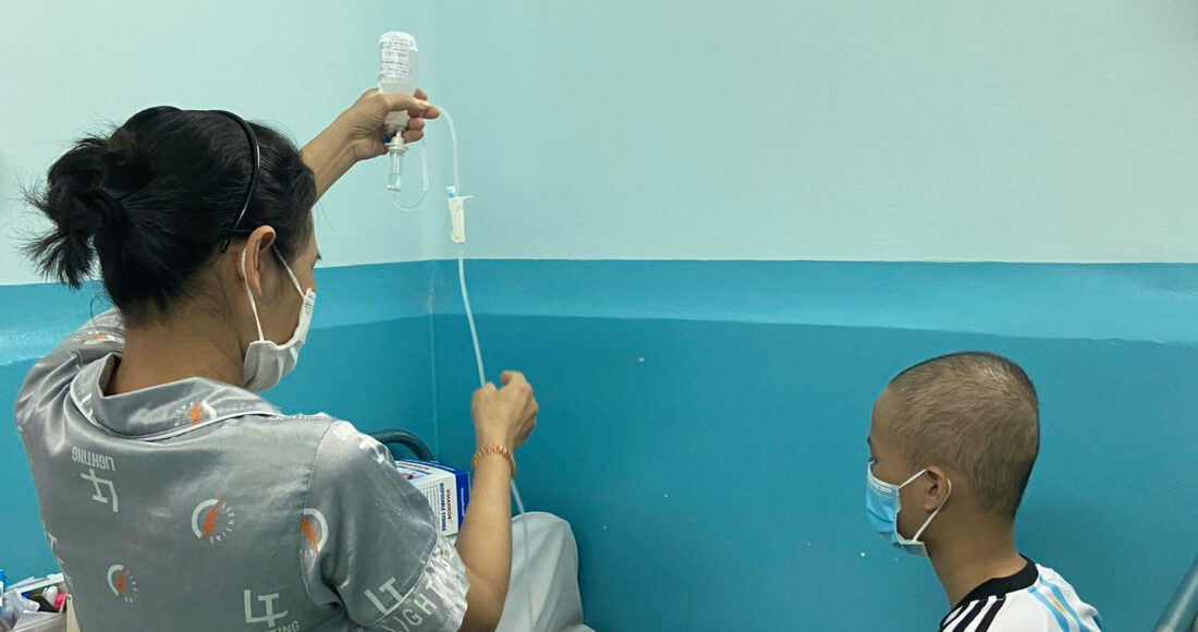 Chị Dung canh thuốc cho con chiều 9/6, tại Bệnh viện Nhi đồng II. Ảnh: Lưu Ngân