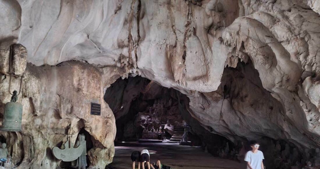 Nhiều người dân vào hang Trầm, xã Phụng Châu tránh nóng, chiều 6/6. Ảnh: Gia Chính