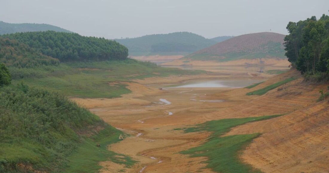 Lòng thuỷ điện Thác Bà ở Yên Bái trơ đáy, ngày 8/6. Ảnh: Ngọc Thành