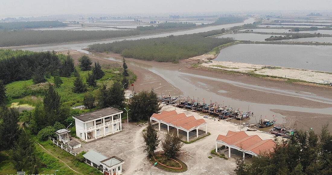 Cảng cá Hoằng Phụ nằm gần cửa Lạch Hới nơi con sông Mã đổ ra biển. Ảnh: Lê Hoàng