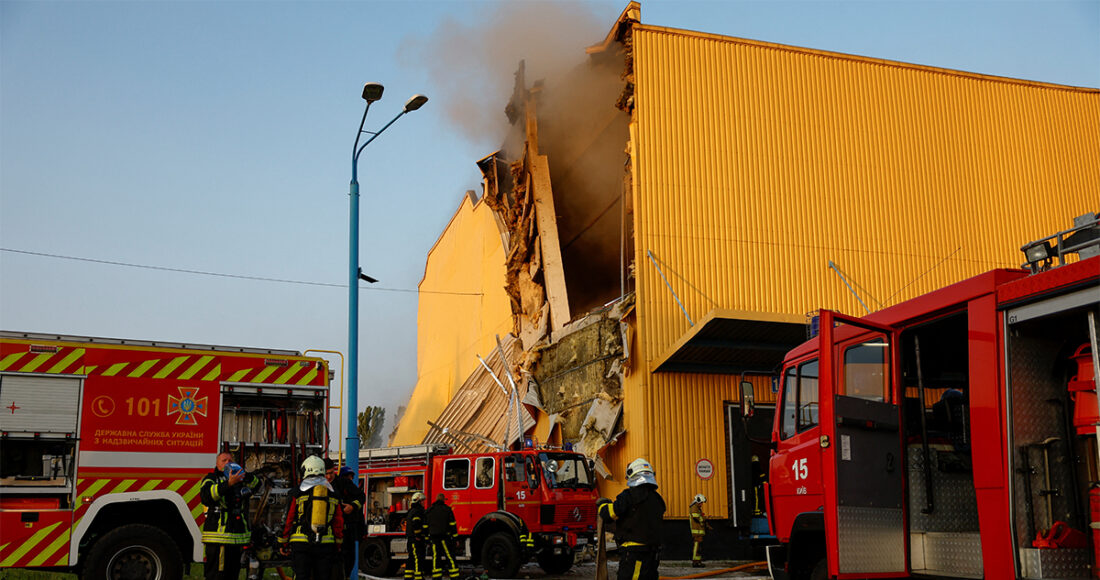 Lính cứu hỏa Ukraine tham gia dập tắt đám cháy tại nhà máy thuốc lá ở Kiev sau trận tập kích ngày 28/5. Ảnh: Reuters