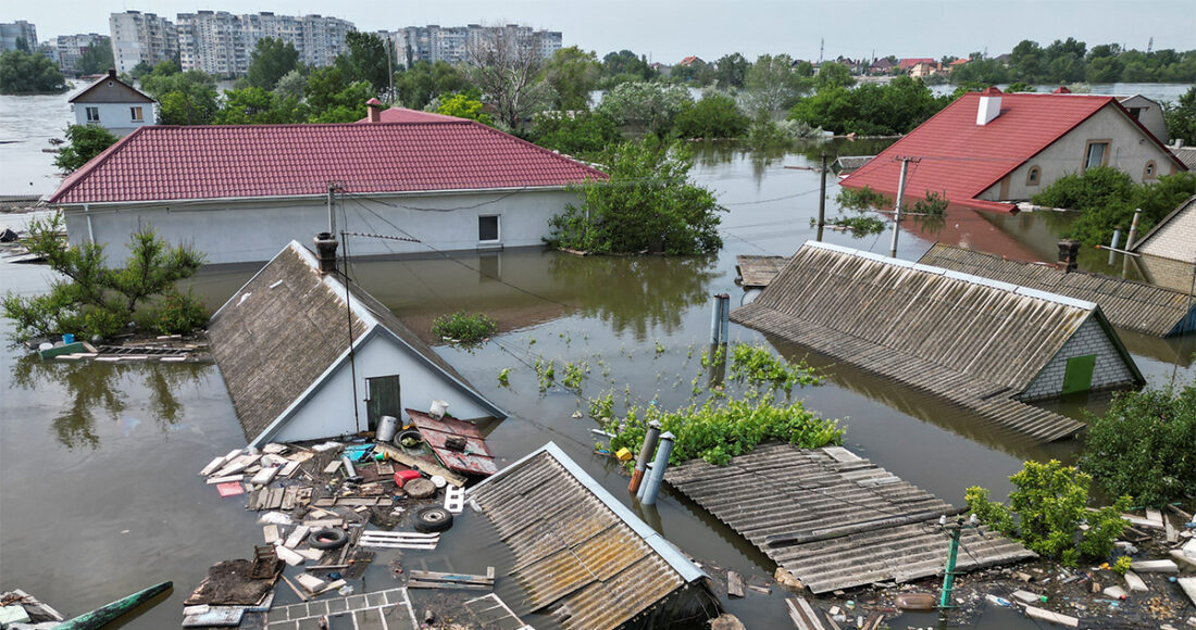 Một khu dân cư ven sông Dnieper bị ngập ngày 8/6 sau vụ vỡ đập Kakhovka. Ảnh: Reuters