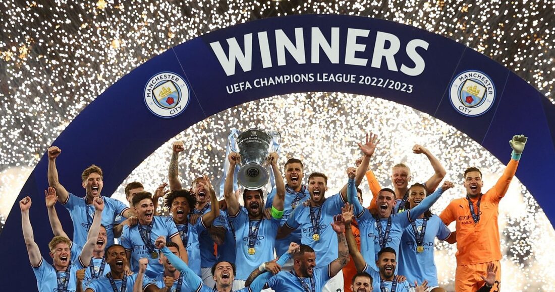 Man City nâng cup vô địch Champions League trên sân Ataturk, Istanbul, Thổ Nhĩ Kỳ ngày 10/6. Ảnh: Reuters