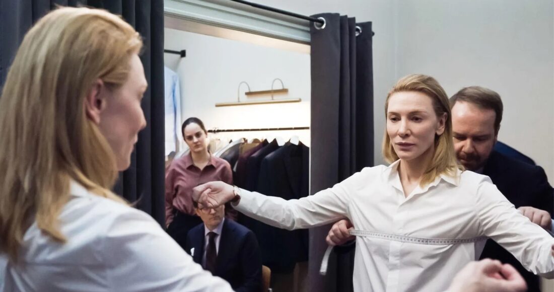 Nhân vật Lydia Tár trong bộ phim Tár (do nữ diễn viên Cate Blanchett thủ vai) luôn chọn các trang phục tối giản được thiết kế riêng. Ảnh: Universal