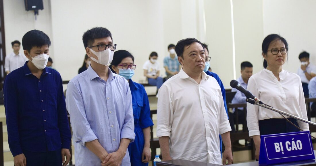 Bị cáo Phan Huy Anh Vũ, (giữa hàng đầu) cựu giám đốc bệnh viện đa khoa và sở Y tế Đồng Nai, được hơn 4.000 cán bộ, bệnh nhân và người dân tỉnh này viết đơn xin giảm nhẹ do có nhiều cống hiến ngành y, được tòa giảm án tù. Ảnh: Danh Lam