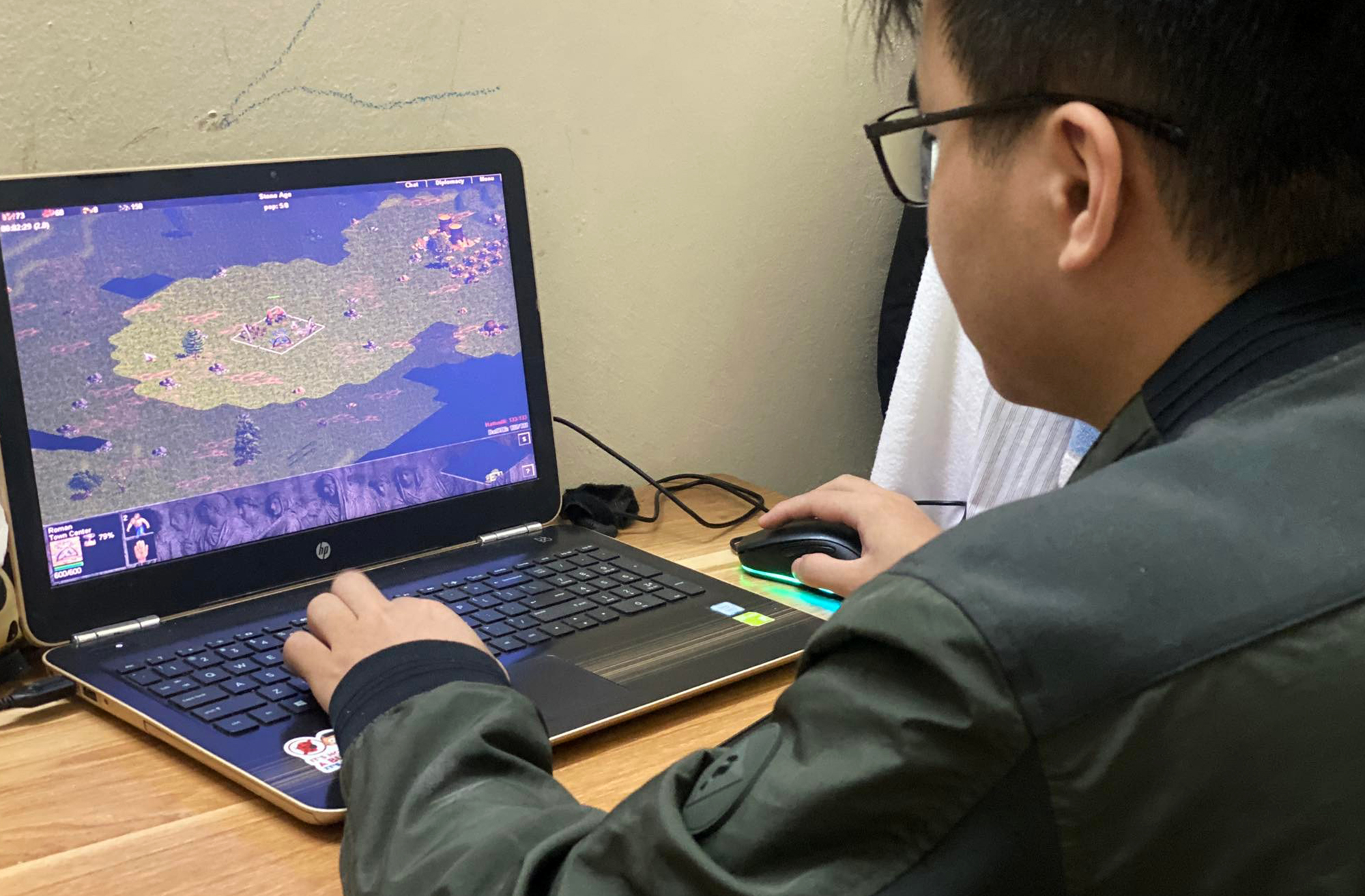 Hiện tại Tiến, ở Đà san sẻ việc nhà và kinh doanh với vợ, có thời gian rảnh Tiến vẫn chơi game.