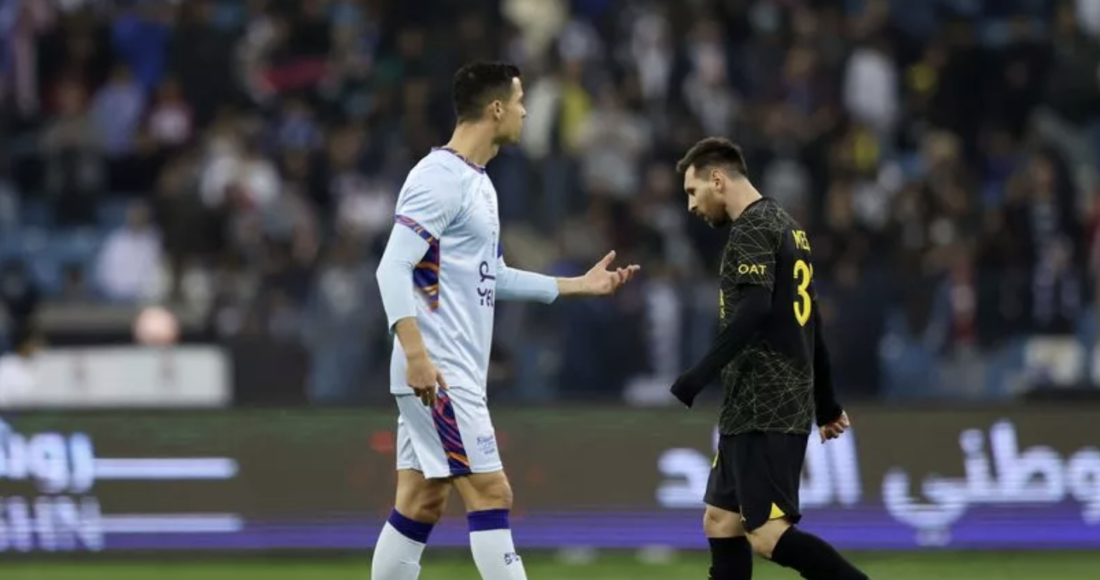 Ronaldo và Messi (quần áo đen) trong trận giao hữu ở Saudi Arabia hồi đầu năm 2023. Ảnh: AFP