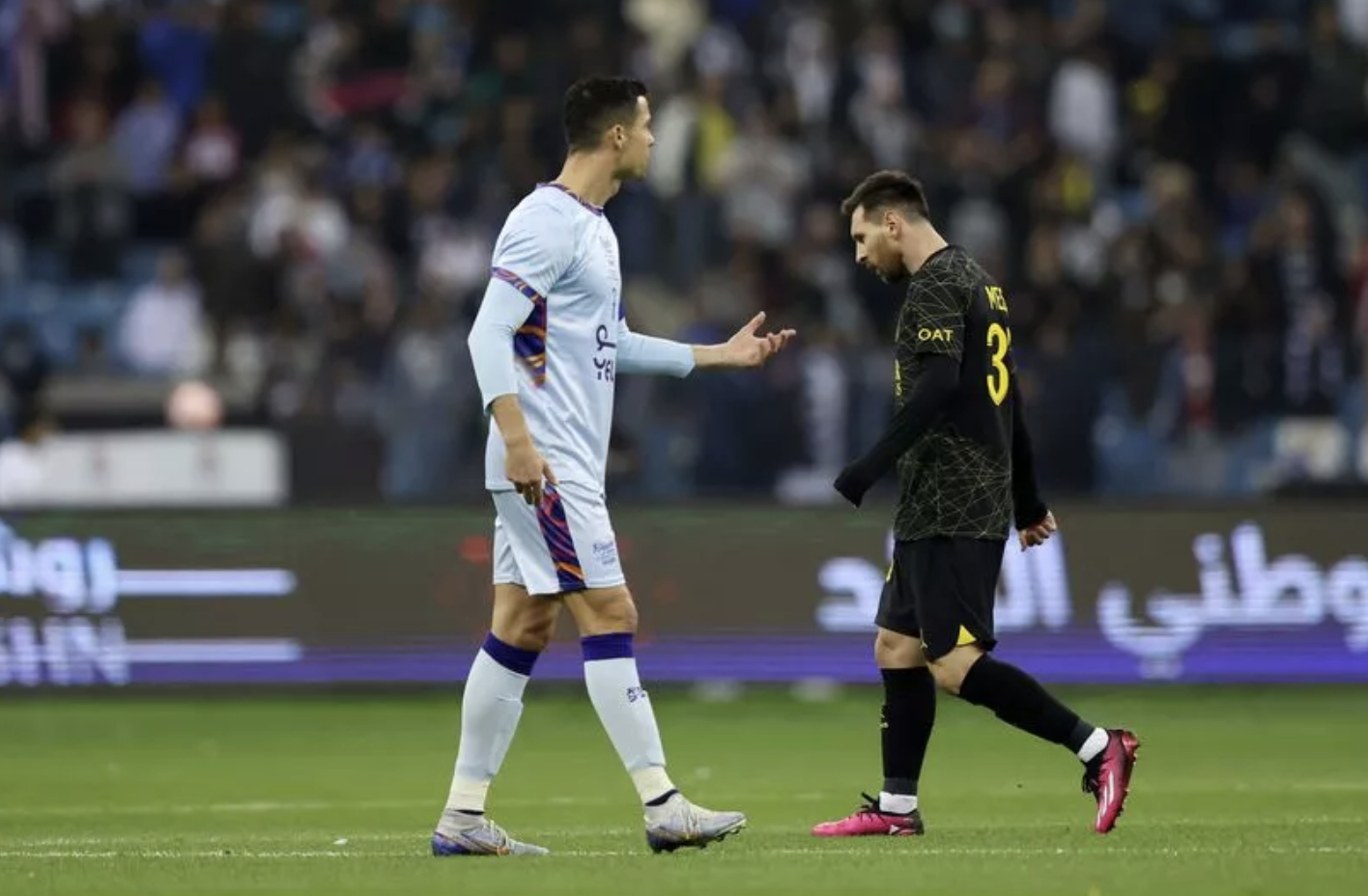 Ronaldo và Messi (quần áo đen) trong trận giao hữu ở Saudi Arabia hồi đầu năm 2023. Ảnh: AFP