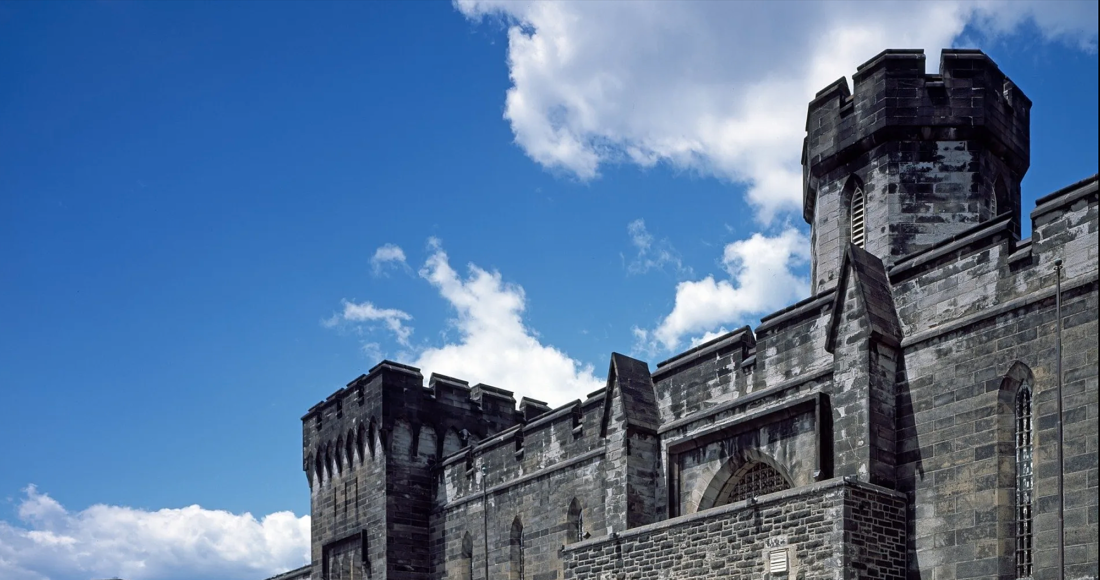 Cổng chính của ESP với quy mô được ví như thành trì kiên cố của một đế chế. Ảnh: Legend of America