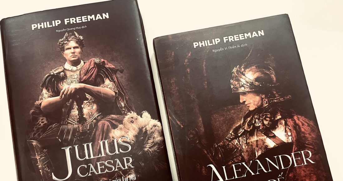 Cuốn Alexander Đại Đế - huyền thoại xứ Macedonia và Julius Caesar - nhà độc tài huyền thoại của La Mã dày hơn 500 trang. Ảnh: Bách Việt