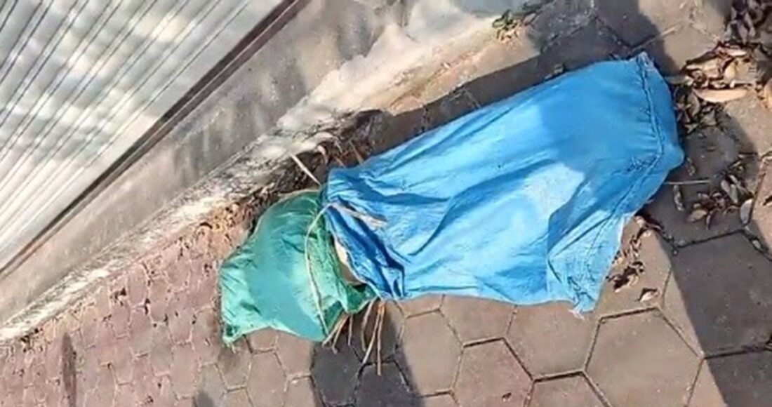 Thi thể trong hai bao tải vứt cửa nhà dân ở Hải Phòng. Ảnh Xuân Hoa