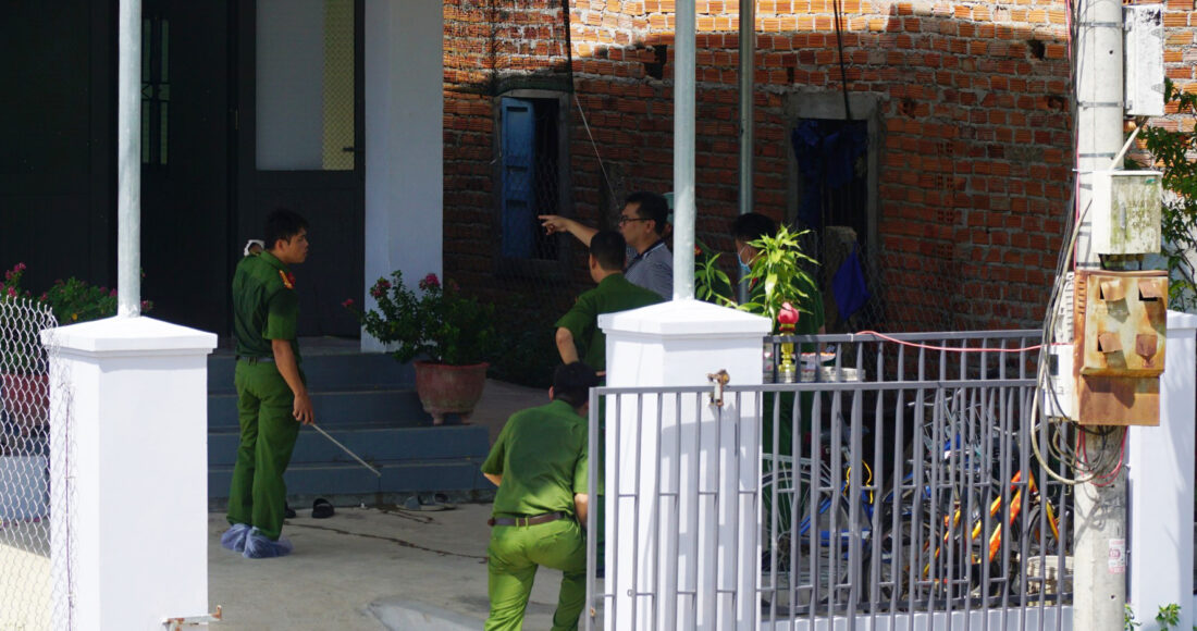 Cảnh sát khám nghiệm hiện trường án mạng. Ảnh: Bùi Toàn