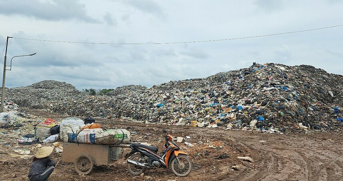 Bãi rác tạm tại Đồng Cây Dương. Ảnh: Dương Đông