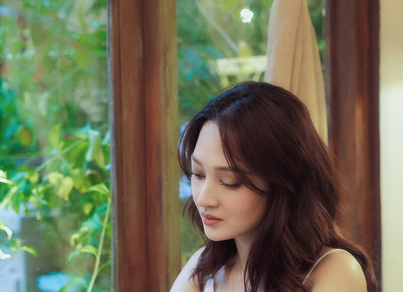 Bảo Anh sinh năm 1992, được biết đến khi tham gia chương trình Giọng hát Việt 2012. Cô gây chú ý qua các bản ballad như Trái tim em cũng biết đau (Mr. Siro), Ai khóc nỗi đau này (Đức Trí). Ở phim ảnh, ca sĩ đóng Nhà có 5 nàng tiên, Bẫy ngọt ngào. Ảnh: Nhân vật cung cấp