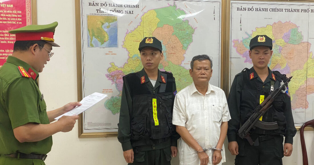 Ông Nghĩa nghe lệnh bắt tạm giam sáng nay. Ảnh: Thái Hà