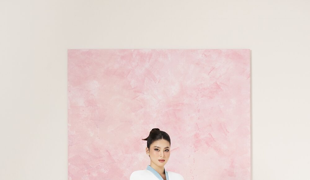 Nhà mốt sáng tạo trang phục cảm hứng nữ quyền, gửi thông điệp The impossible is possible - không gì là không thể qua bộ sưu tập Be different. Theo Lê Ngọc Lâm, phụ nữ hiện đại không cần bó buộc trong khuôn khổ văn hóa Á Đông mà có thể làm nên điều khác biệt với tư duy hiện đại. Do đó, anh sáng tạo váy áo công sở giữ tinh thần thanh lịch, nữ tính nhưng tạo điểm nhấn bằng chi tiết phá cách.