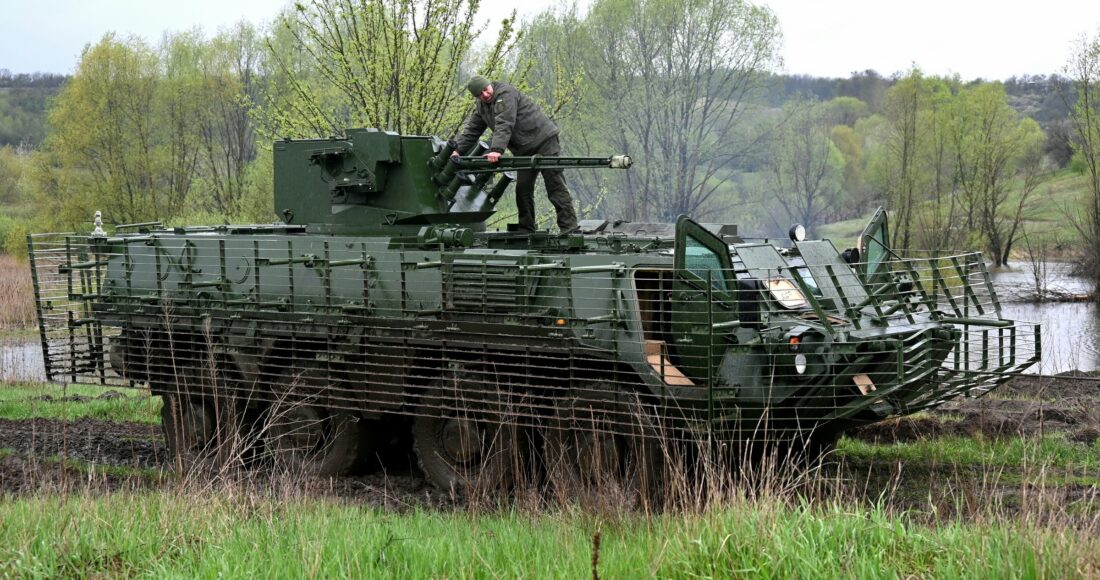 Kíp xe thiết giáp BTR-4E Ukraine huấn luyện ở tỉnh Kharkov hồi tháng 4. Ảnh: AFP