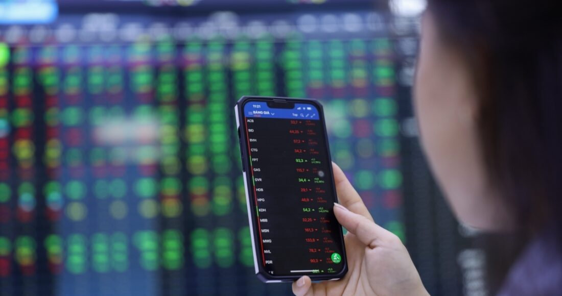 Nhà đầu tư theo dõi giá cổ phiếu tại một sàn chứng khoán ở quận 1, TP HCM. Ảnh: Quỳnh Trần