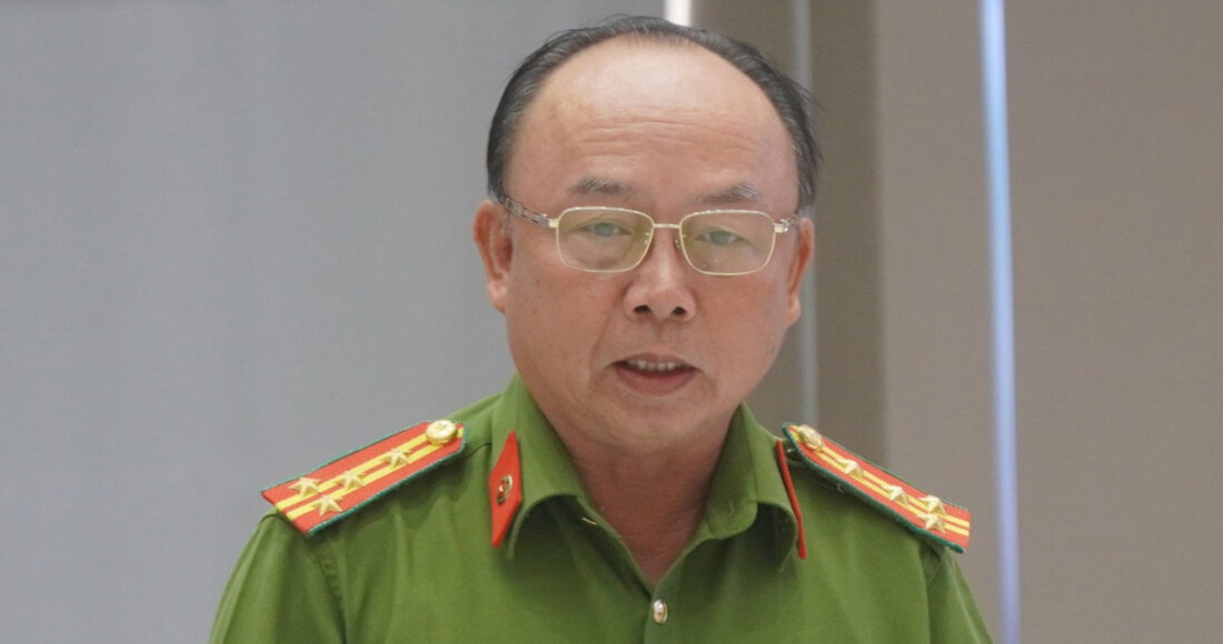 Đại tá Trần Văn Chính thông tin vụ án trong buổi họp báo UBND tỉnh Bình Dương chiều 7/6. Ảnh: Phước Tuấn