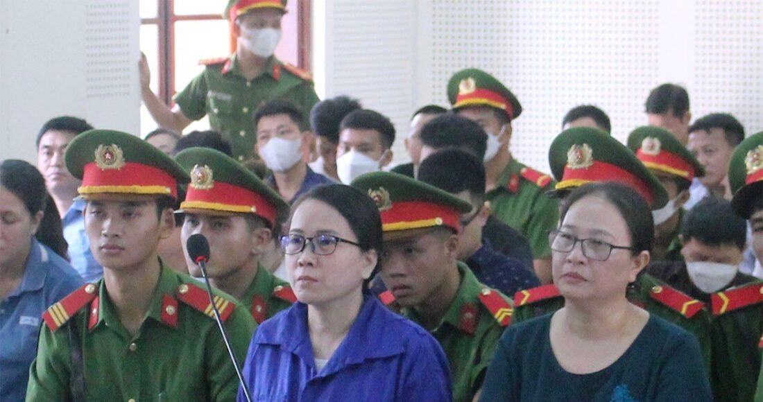 Bị cáo Dung (hàng đầu, ngồi giữa) tại phiên xử sáng nay. Ảnh: Đức Hùng