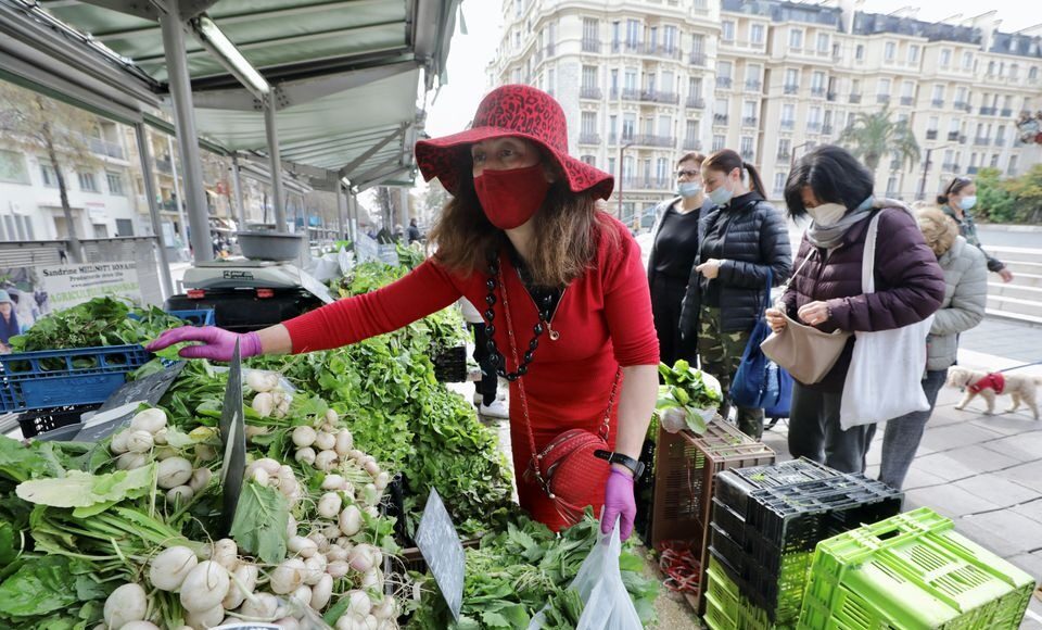 Quầy rau tại một khu chợ ở Nice (Pháp). Ảnh: Reuters