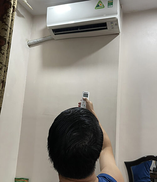 Anh Tiến kiểm tra lại điều hòa khi mùa nóng tới, tháng 5/2023. Ảnh: Nhân vật cung cấp