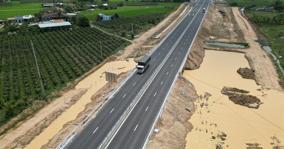 Hầm chui qua cao tốc Vĩnh Hảo - Phan Thiết ở thị trấn Ma Lâm (huyện Hàm Thuận Bắc) bị ngập nước sau mưa lớn, ngày 26/5. Ảnh: Việt Quốc