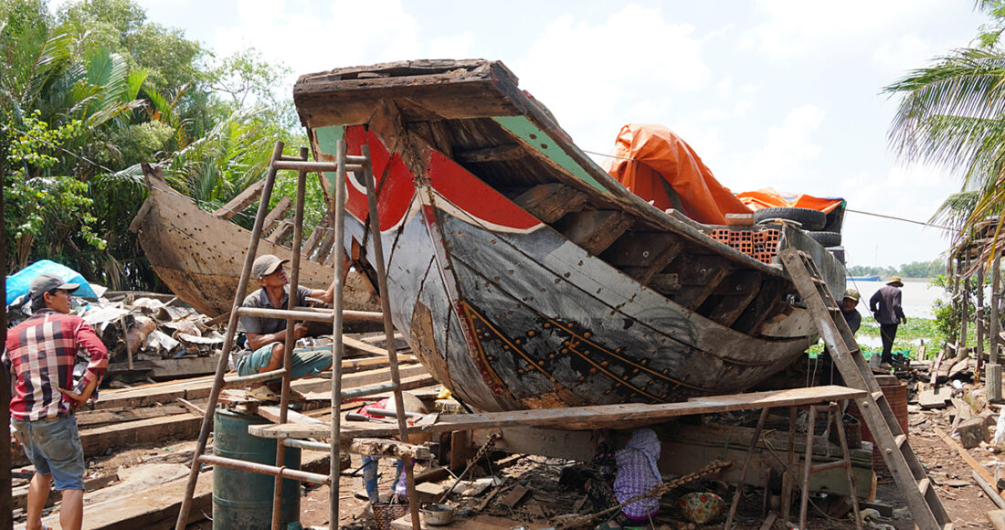 Công nhân sửa ghe tại xưởng chị Nguyễn Thị Phượng. Ảnh: Hoàng Nam
