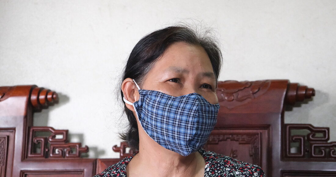 Chồng mất sau khi mất nhà vì kinh doanh đa cấp, hiện bà Trương Thị Bản một mình tham gia hai vụ kiện.