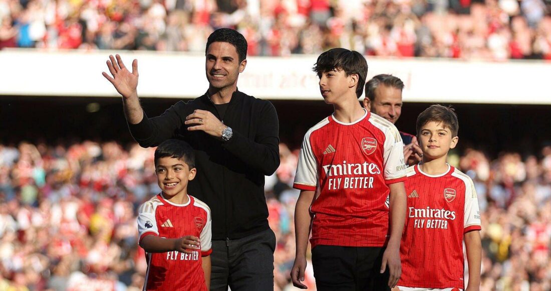 Arteta cùng các con trai xuống sân Emirates tri ân CĐV Arsenal sau trận cuối tại Ngoại hạng Anh mùa này ngày 28/5. Ảnh: AFP