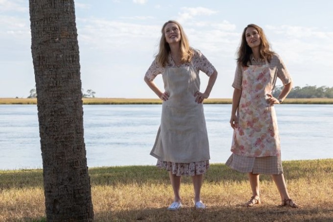 Hai diễn viên Natalie Portman (phải) và Julianne Moore (trái) là linh hồn của phim May December. Ảnh:  Gloria Sanchez Productions