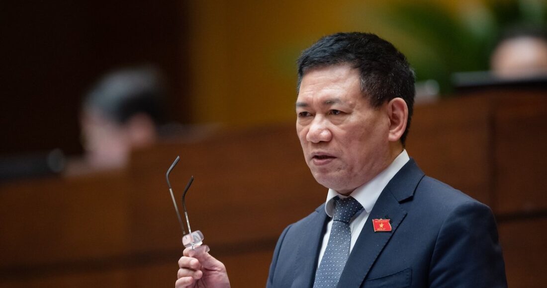 Bộ trưởng Tài chính Hồ Đức Phớc giải trình tại Quốc hội, chiều 1/6. Ảnh: Hoàng Phong