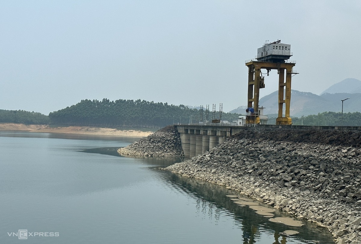 Nước ở hồ thủy điện Thác Bà giảm sâu, thấp hơn mực nước chết 0,5m, ngày 8/6. Ảnh: Anh Minh