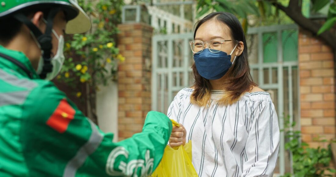 Người dùng mua sắm trên các nền tảng có dịch vụ đi chợ online tiết kiệm đáng kể vì áp dụng nhiều ưu đãi. Ảnh: Quỳnh Như