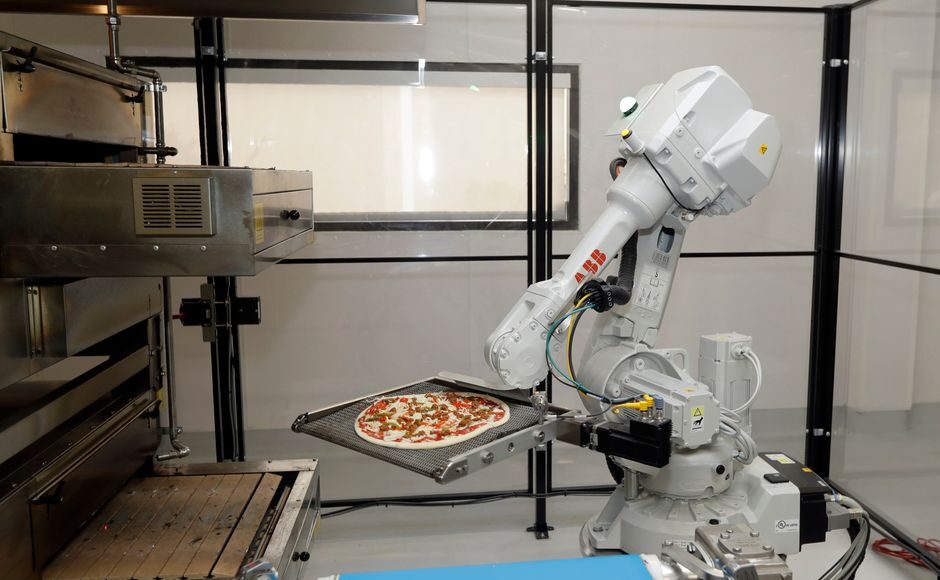 Robot làm bánh pizza của Zume. Ảnh: AP