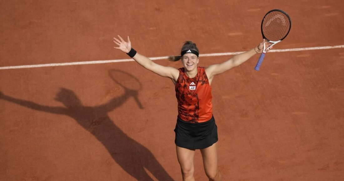 Muchova mừng chiến thắng trước Sabalenka ở trận bán kết đơn nữ đầu tiên hôm 8/6. Ảnh: AP