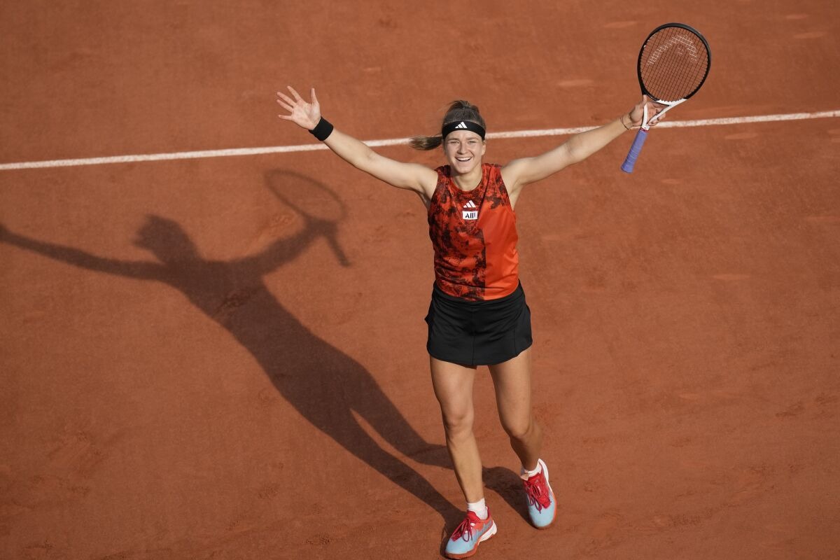 Muchova mừng chiến thắng trước Sabalenka ở trận bán kết đơn nữ đầu tiên hôm 8/6. Ảnh: AP