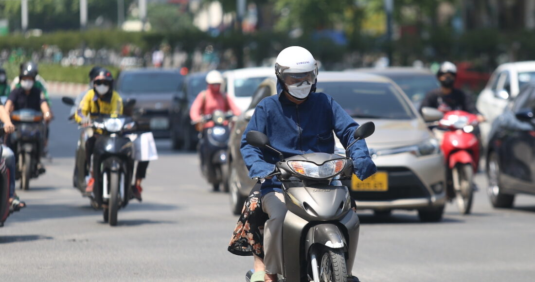 Người dân Hà Nội tham gia giao thông dưới nắng nóng. Ảnh: Gia Chính