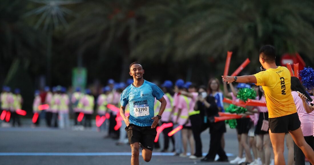 Abraham Getahun khi về đích cự ly 21km sáng 11/6. Ảnh: VM