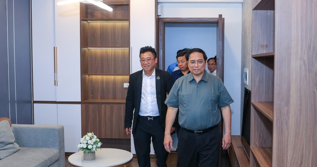 Thủ tướng thăm căn mẫu dự án nhà ở xã hội tại thị trấn Nếnh, tỉnh Bắc Giang, chiều 16/6. Ảnh: Nhật Bắc