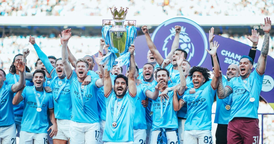 Các cầu thủ Man City trong khoảnh khắc nâng cup vô địch Ngoại hạng Anh mùa 2022-2023 ngày 21/5. Ảnh: mancity.com