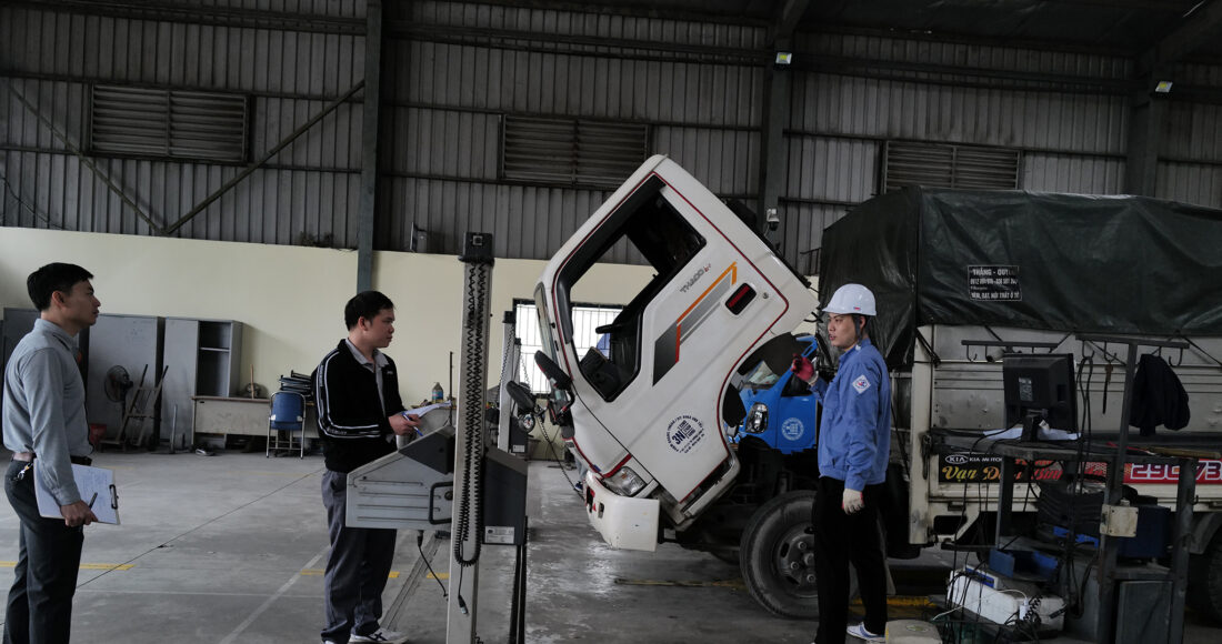 Kiểm tra xe tại một đơn vị kiểm định ở Hà Nội. Ảnh: Ngọc Thành