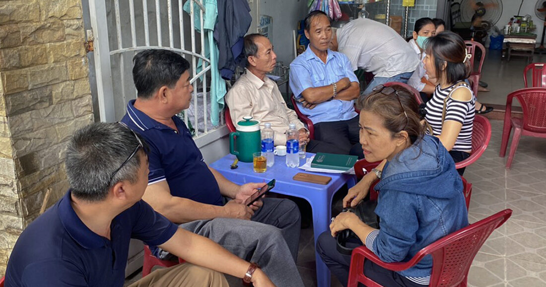 Nhiều tài xế, nhân viên soát vé xe buýt ở Đà Nẵng tập trung tại các quán cà phê cạnh điểm xuất bến, lãn công yêu cầu trả lương bị nợ từ tháng 2 đến nay. Ảnh: Ngọc Trường