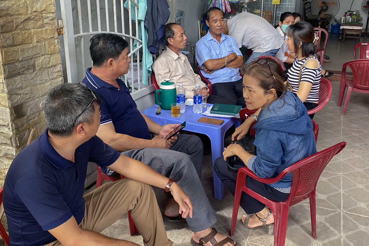 Nhiều tài xế, nhân viên soát vé xe buýt ở Đà Nẵng tập trung tại các quán cà phê cạnh điểm xuất bến, lãn công yêu cầu trả lương bị nợ từ tháng 2 đến nay. Ảnh: Ngọc Trường