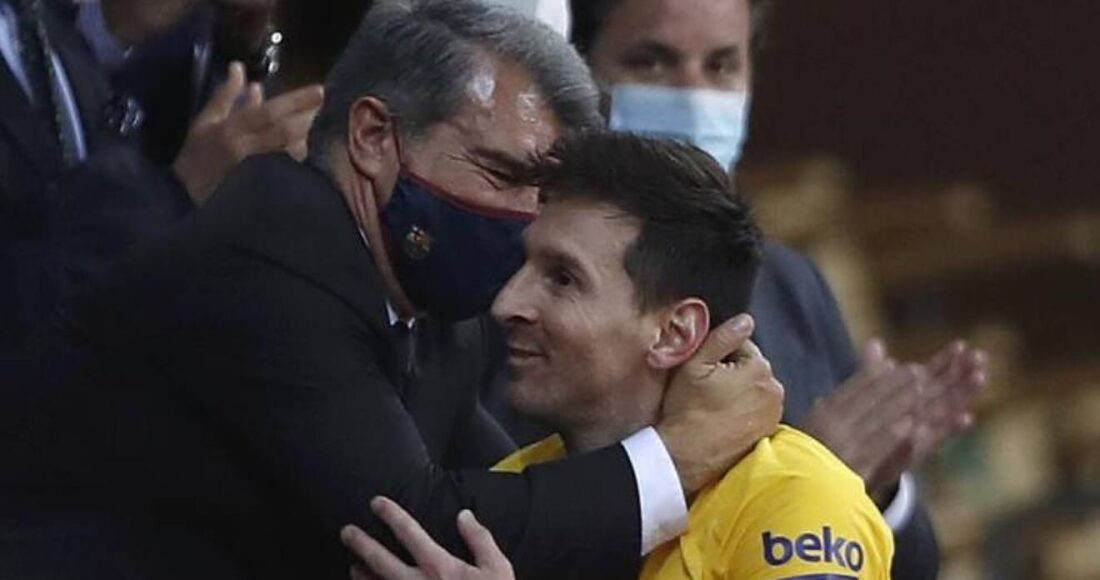 Laporta chia vui với Messi khi Barca giành Cup Nhà vua hồi tháng 4/2021, danh hiệu cuối cùng của Messi với CLB cũ. Ảnh: AS