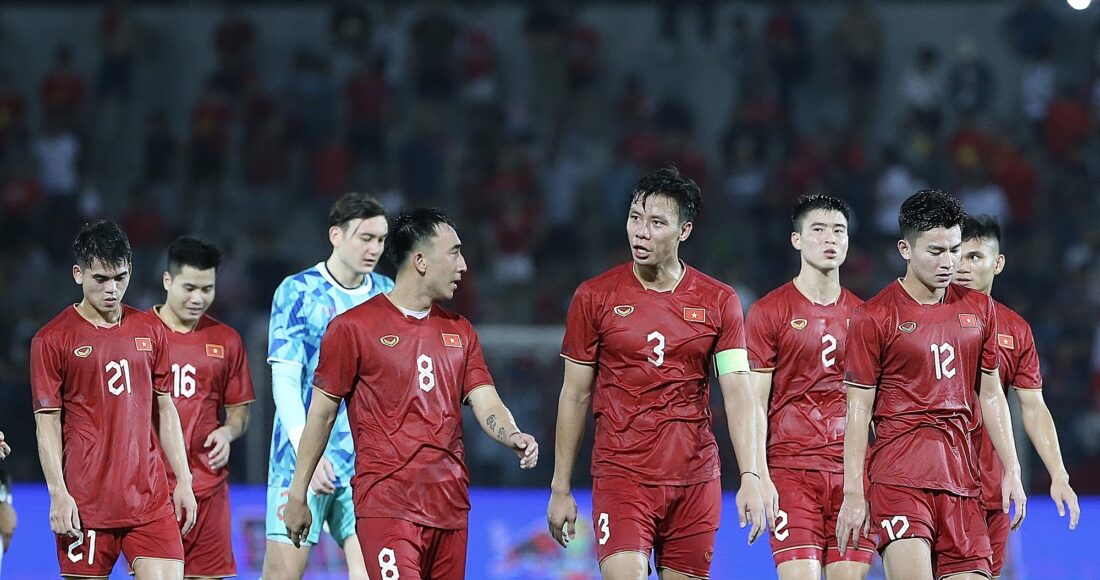 Đội tuyển Việt Nam (áo đỏ) có chiến thắng vất vả 1-0 trước Hong Kong ở trận ra mắt thời HLV Philippe Troussier. Ảnh: Hiếu Lương