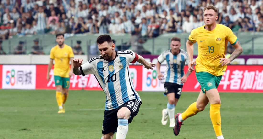 Messi khống chế bóng trong trận Argentina thắng Australia 2-0 tối 15/6 tại Bắc Kinh, Trung Quốc. Ảnh: Reuters
