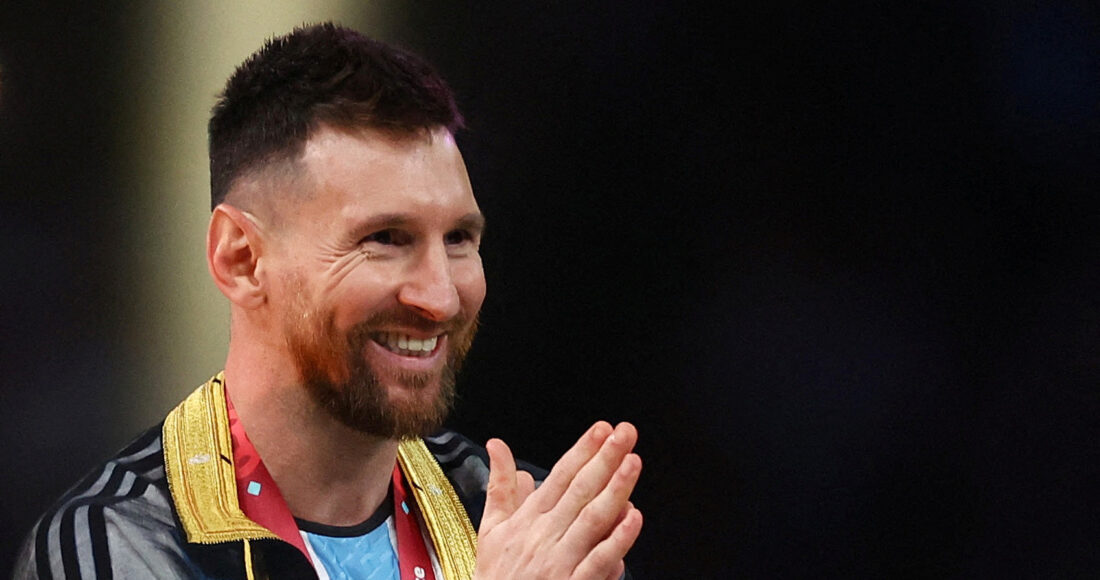 Messi trong lễ nhận danh hiệu World Cup 2022 cùng Argentina trên sân Lusail, Qatar ngày 18/12/2022. Ảnh: Reuters