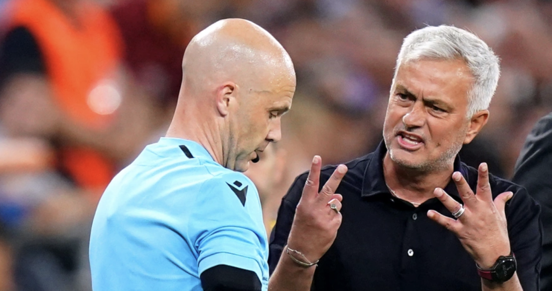 Tình huống trọng tài Anthony Taylor rút thẻ vàng phạt Mourinho trong trận chung kết Europa League trên sân Puskas ở Budapest, Hungary tối 31/5/2023. Ảnh: AP